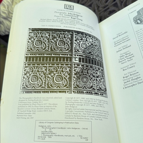 The Photographer’s Handbook by John Hedgecoe. Third edition Paperback. - Picture 6 of 10